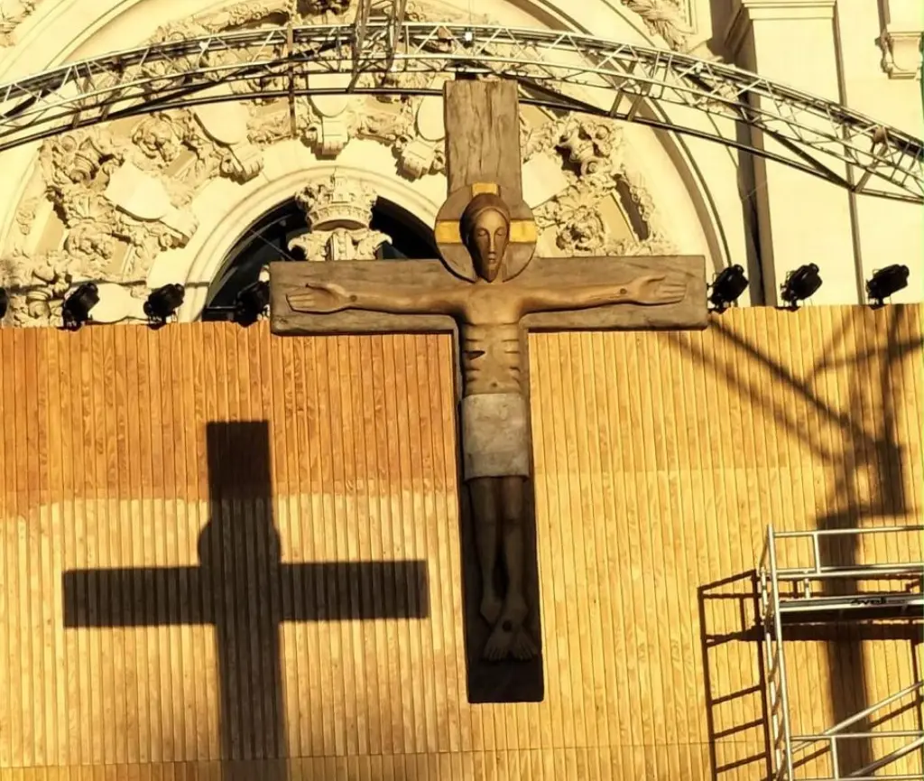 crucifijo belen altar papa 1024x865.webp