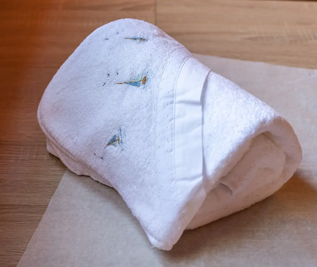 Toalla blanca con bordado