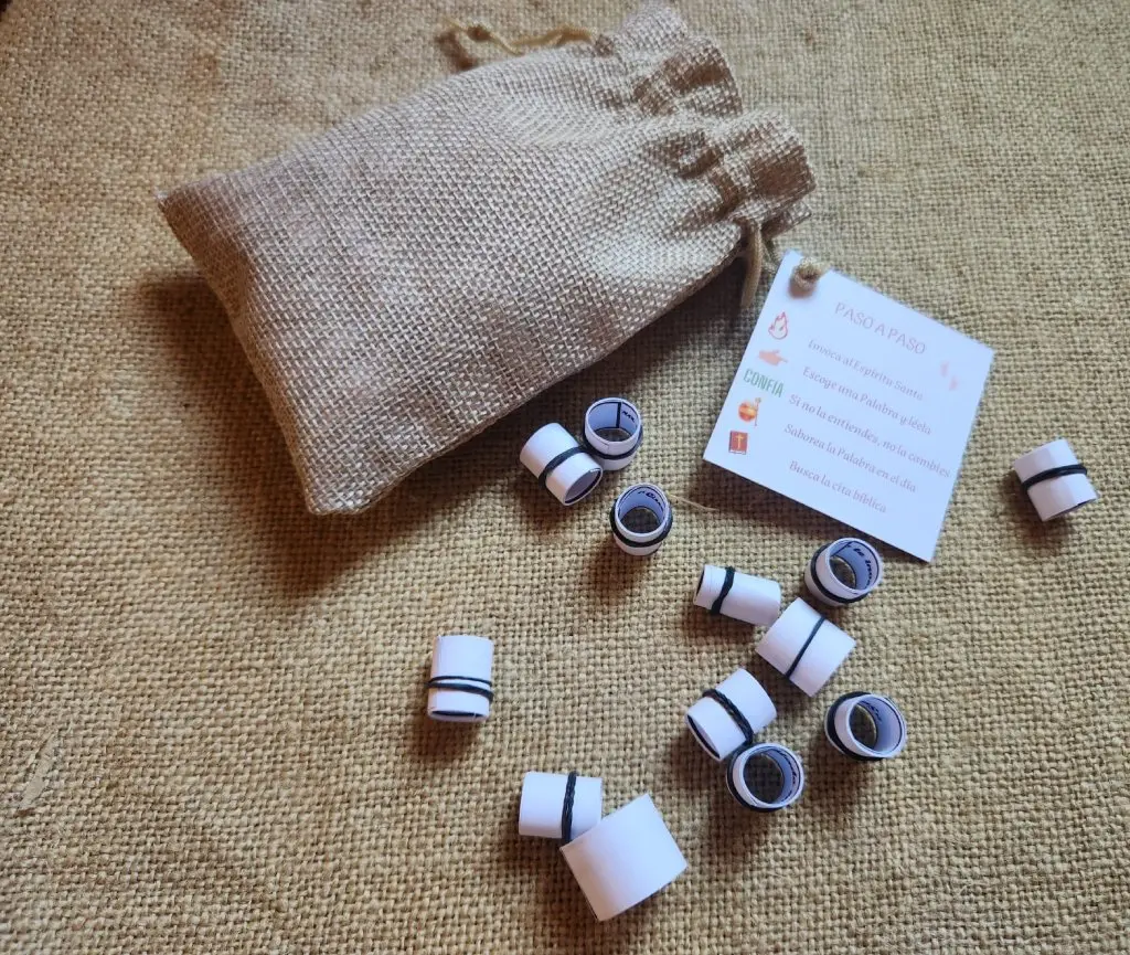 Saquitos, libro, tablita oración Rescatado