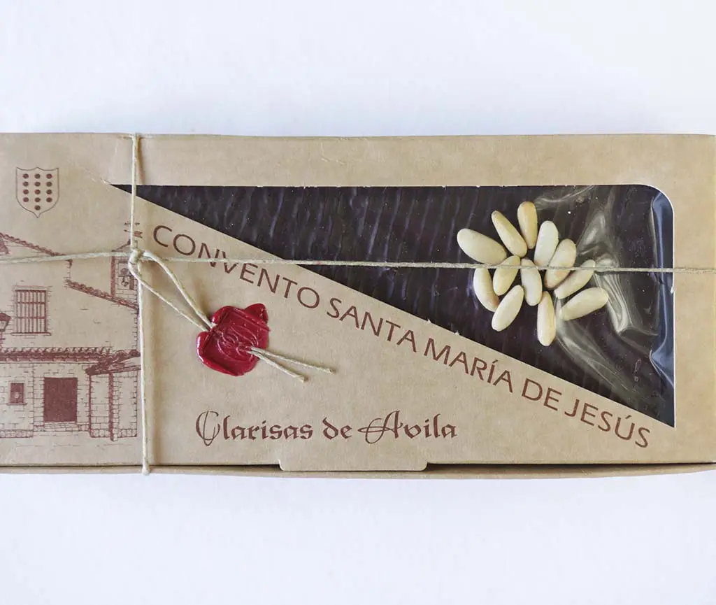 Turrón de chocolate, pasas y piñones