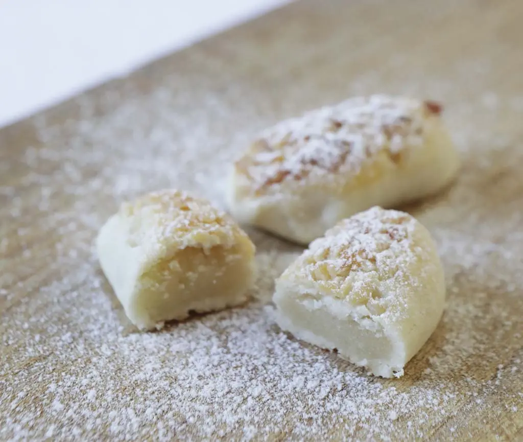 Pastas de piñón y almendras
