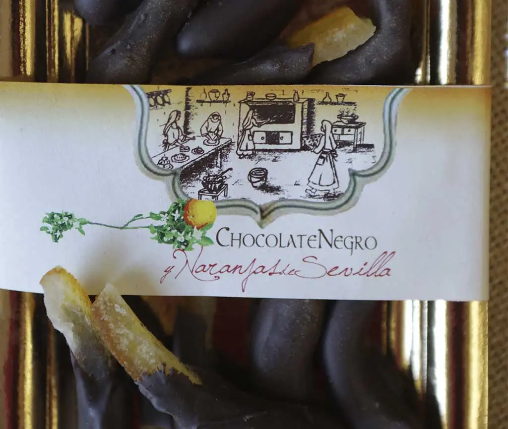Discos y tiras de naranja con chocolate