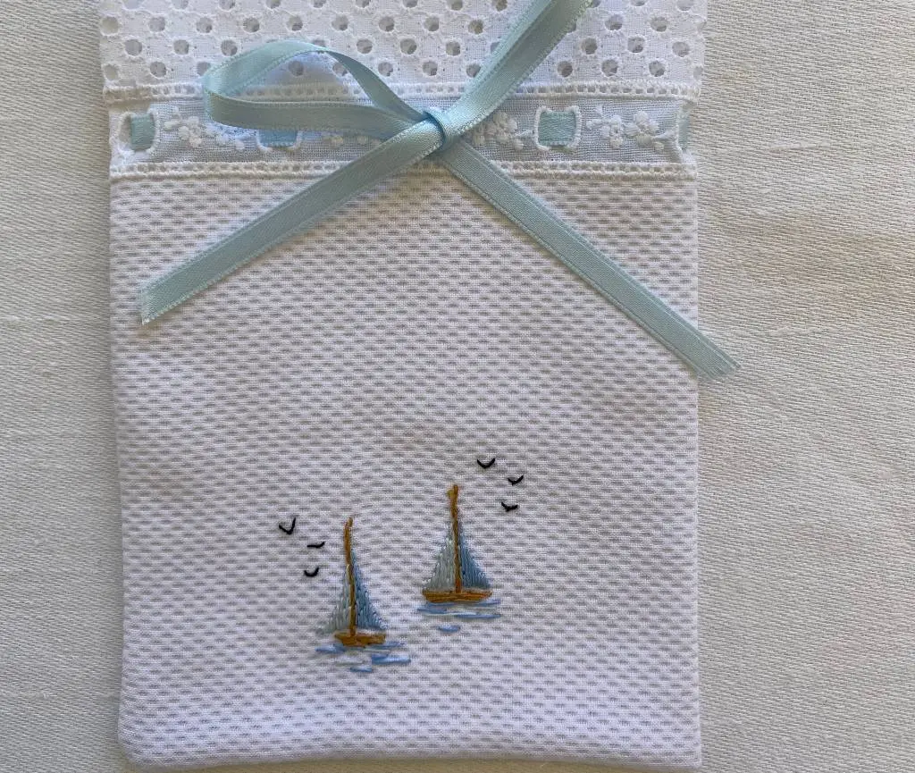 Porta chupetes bordado