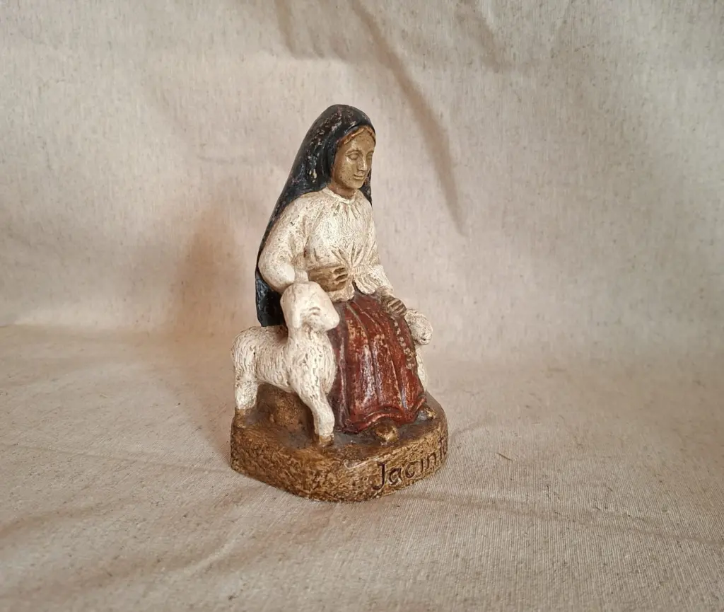 Jacinta de Fátima sentada