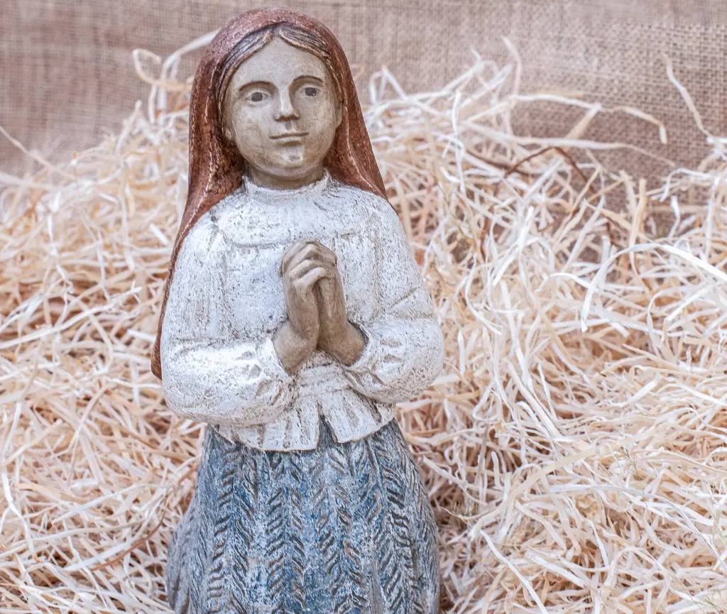 Jacinta de Fátima de rodillas