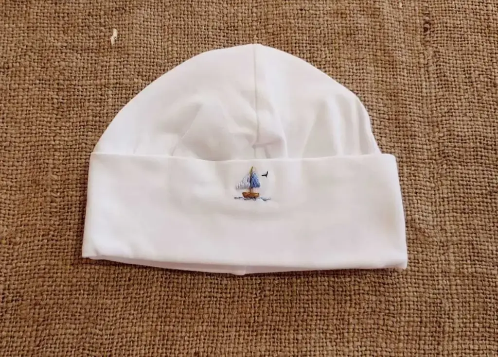 Gorrito blanco bordado