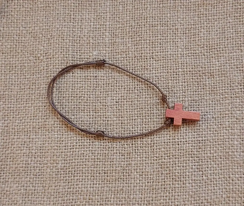 Pulsera cruz madera roja