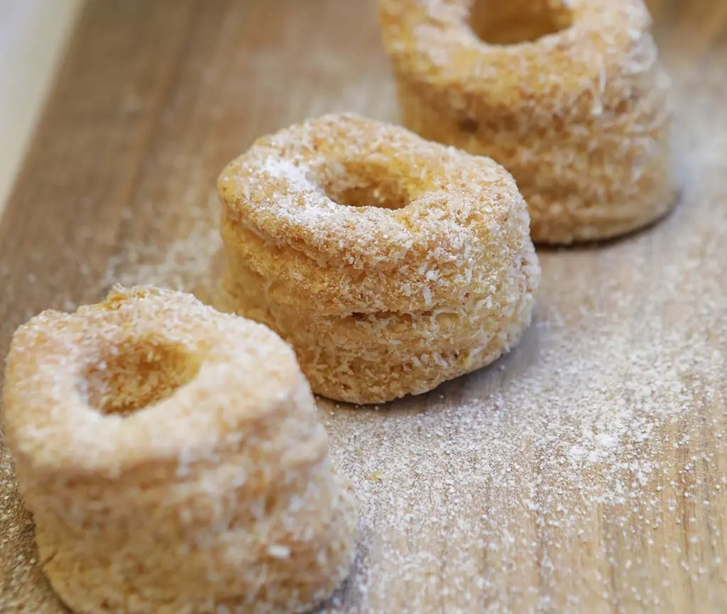 Rosquilla de hojaldre con coco y almendra 