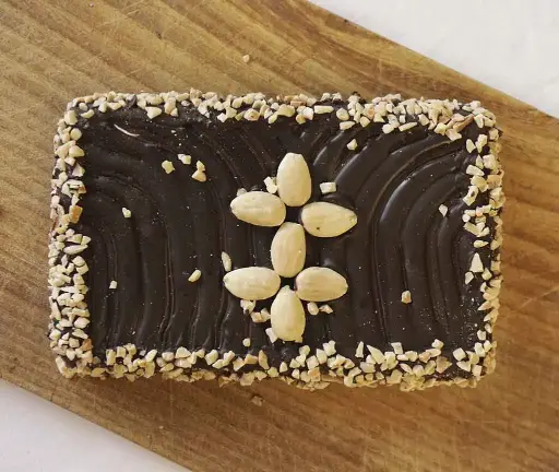 [10696] Turrón de chocolate con almendras